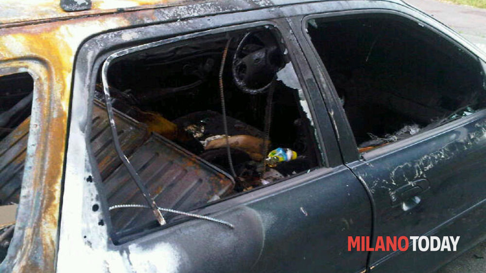 Incendio di un'auto a Masate (Milano), trovato cadavere carbonizzato