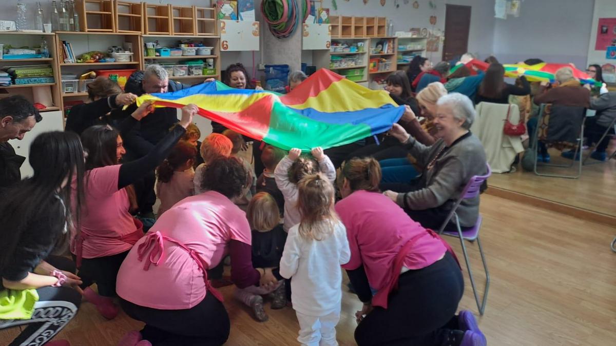 Daniela e l’Alzheimer del marito. Dall’ira e la solitudine ai giochi con i bambini: il progetto che funziona