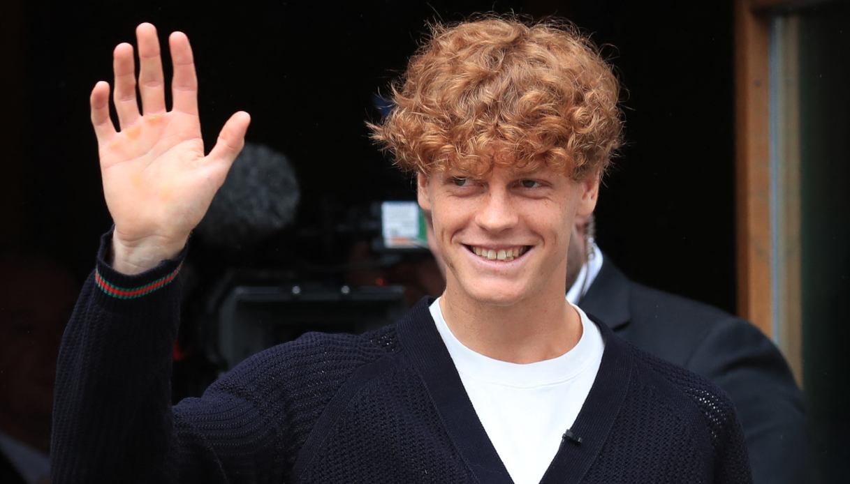 La normalità di Jannik Sinner: il campione alla guida della Fiat Panda