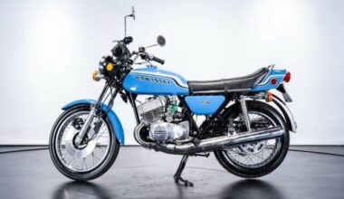 Kawasaki Mach IV 750: la terrificante 2 tempi che bruciava i semafori (ma non stava in strada)