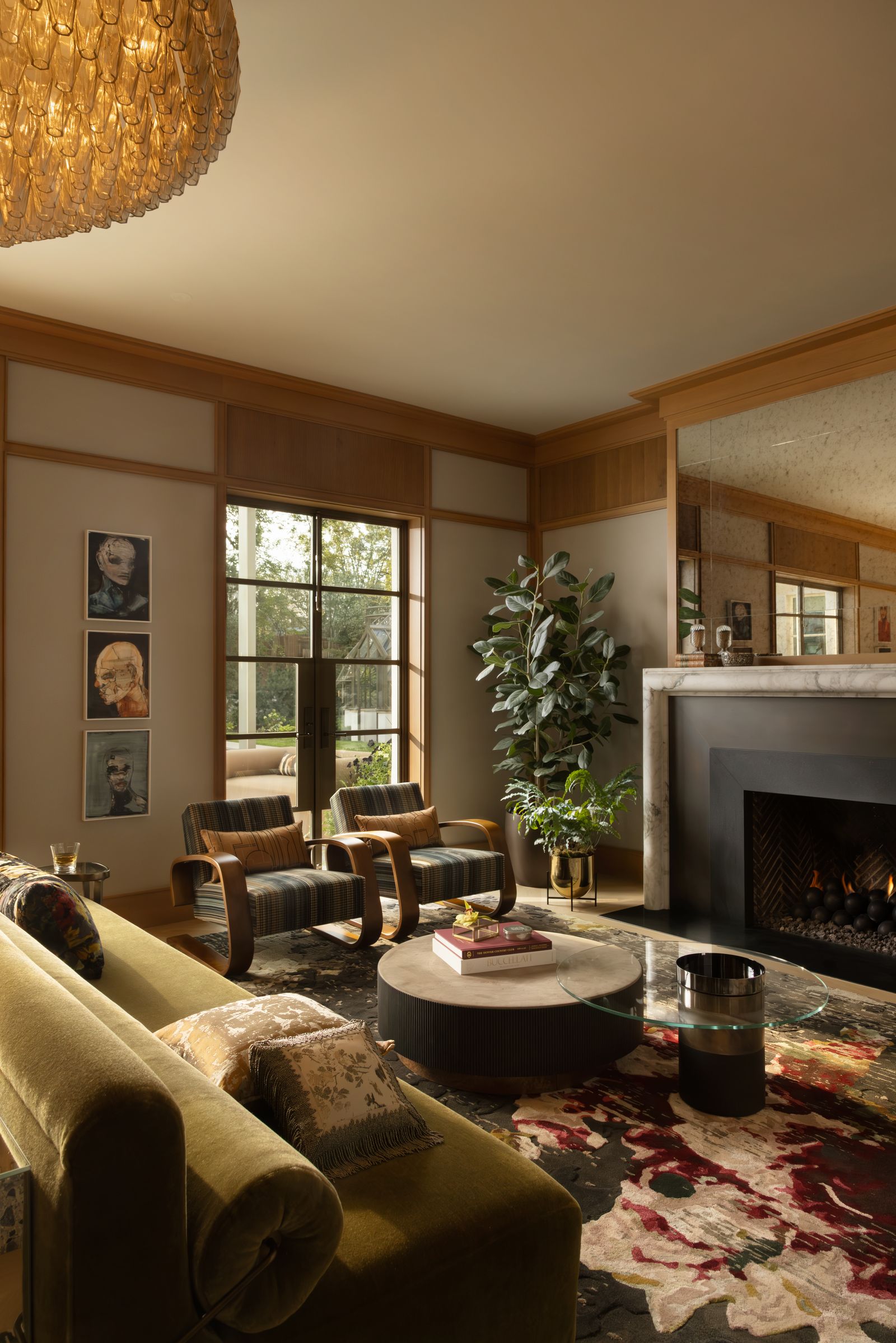 art deco living divani in velluto con frange lampadario camino con parete specchiata tappeto poltrone piante tavolini in...