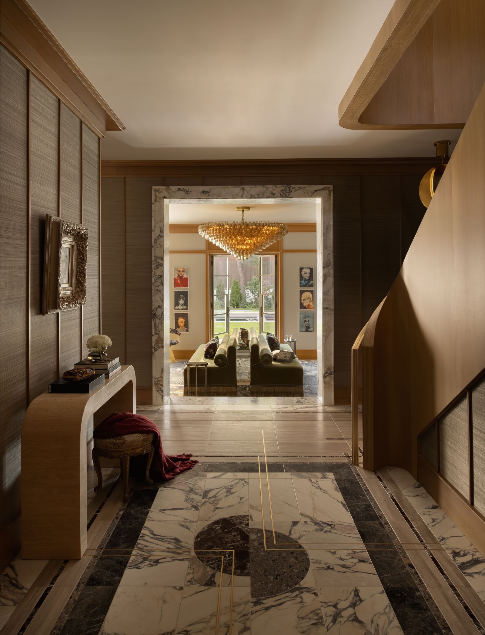 villa art deco ingresso pavimento in legno con intarsi in marmo scala curva in legno consolle in legno in fondo salone...