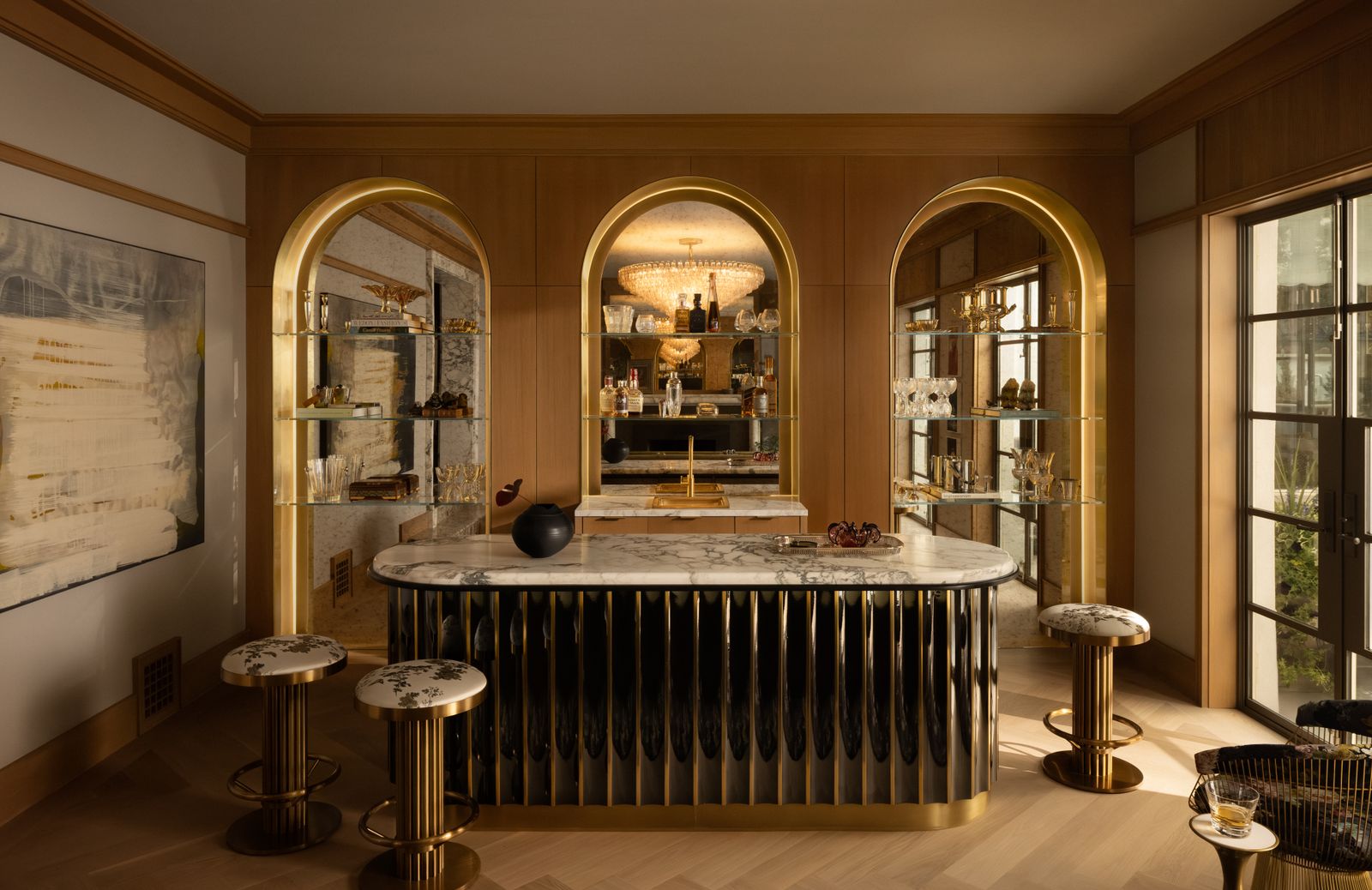 art deco cocktail bar in ottone archi specchiati con mensole per liquori e bicchieri sgabelli