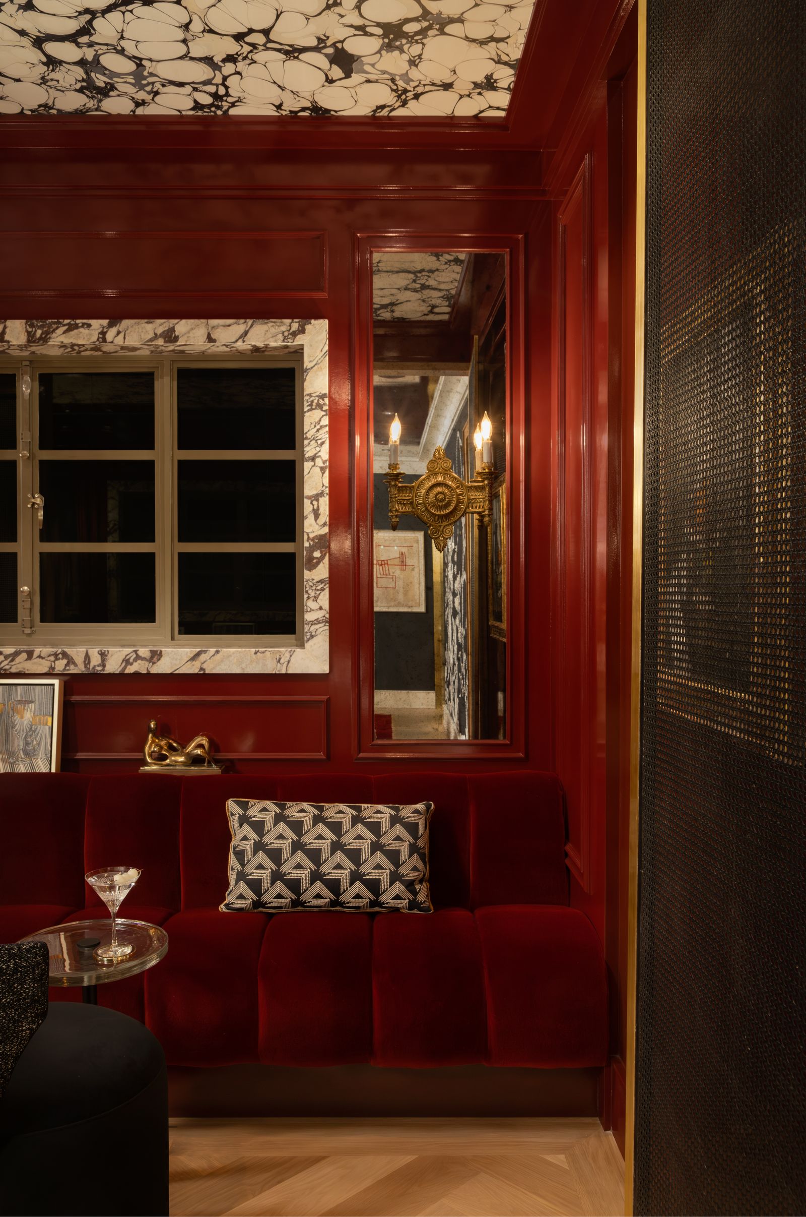art deco boiserie rosso scuro panca in velluto rosso specchio