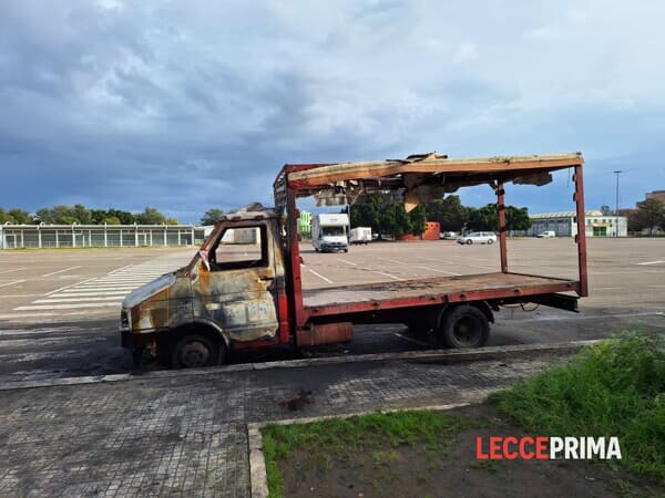 L'altro furgone interessato dal rogo in via Pitagora
