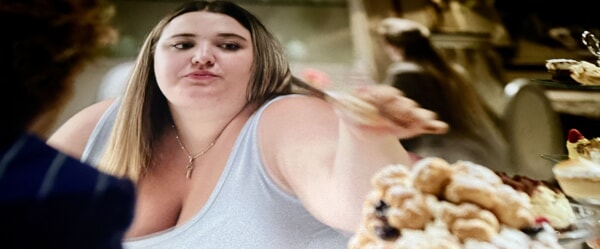 L'amica della figlia di Zalone afferra un bigné al ristorante