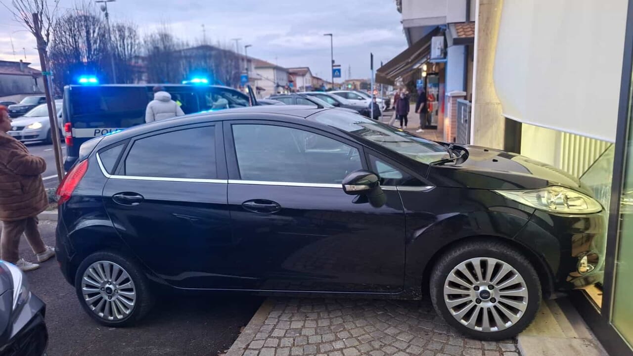"Entra" con l'auto nel negozio dopo il passaggio di proprietà: sfiorato il dramma