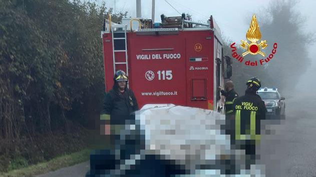 Tragico incidente, si schianta con l’auto contro un albero e muore a 48 anni