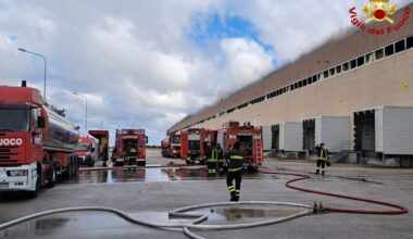 Incendio capannone Terminal Puglia a Rutigliano: proseguono operazioni spegnimento