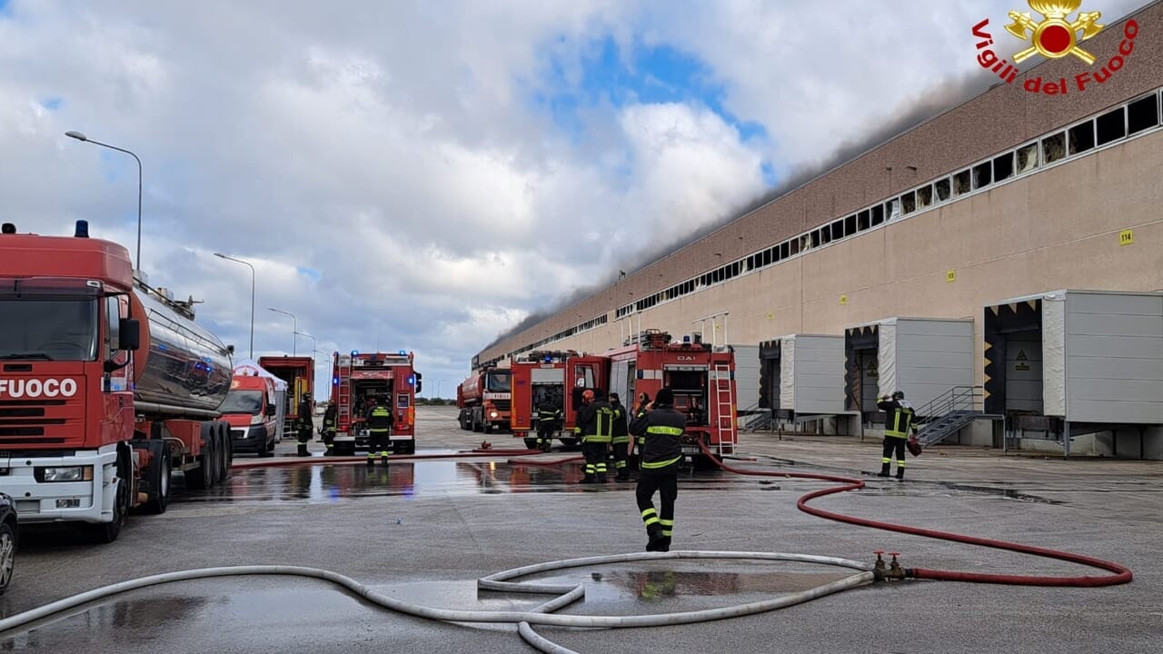 Incendio capannone Terminal Puglia a Rutigliano: proseguono operazioni spegnimento
