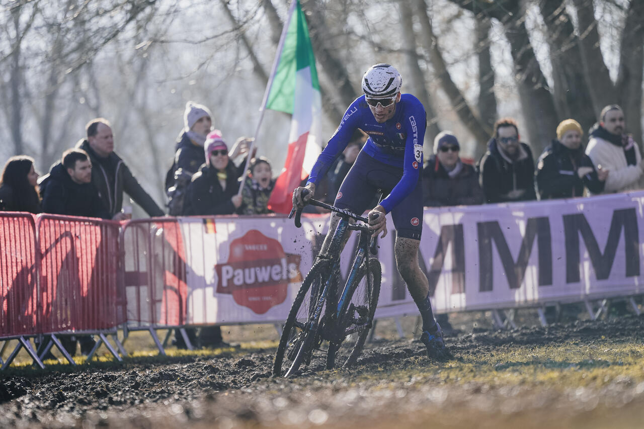 Il ciclocrossista Stefano Viezzi con la maglia della nazionale