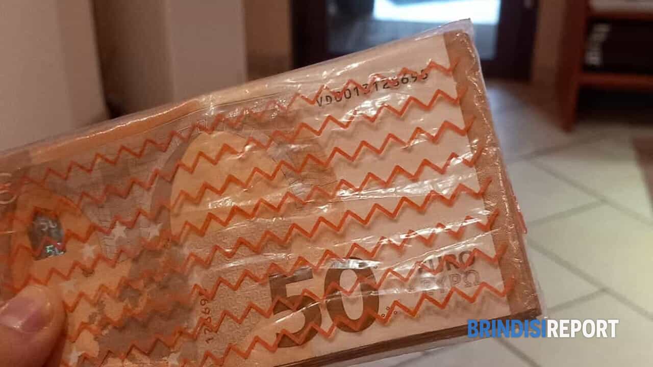 Trova una busta con mille euro per strada e la restituisce: il regalo dell'onestà