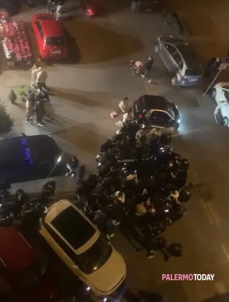 La folla in piazza Nascè