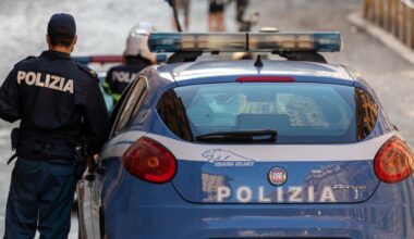 Litigano per i cani, poi spunta un coltello e un uomo viene ferito. L’aggressore (arrestato) è un dirigente del Comune