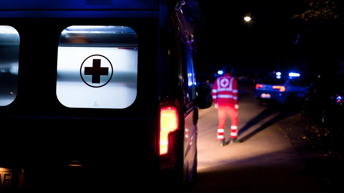 Muore in casa, la madre malata di Alzheimer resta senza cibo né acqua per 48 ore