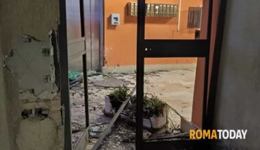 Doppia esplosione a La Rustica, due "bomboni" sventrano ingresso di un palazzo e finestre delle case