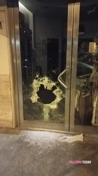 La vetrina della pasticceria Delice presa a mazzate dai ladri