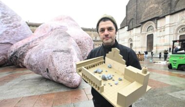 Weis e i suoi megaliti: “Stimolo la fantasia. L’arte deve toccare i luoghi del cuore”