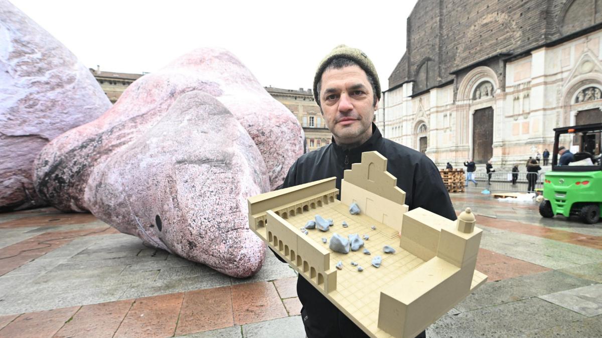 Weis e i suoi megaliti: “Stimolo la fantasia. L’arte deve toccare i luoghi del cuore”