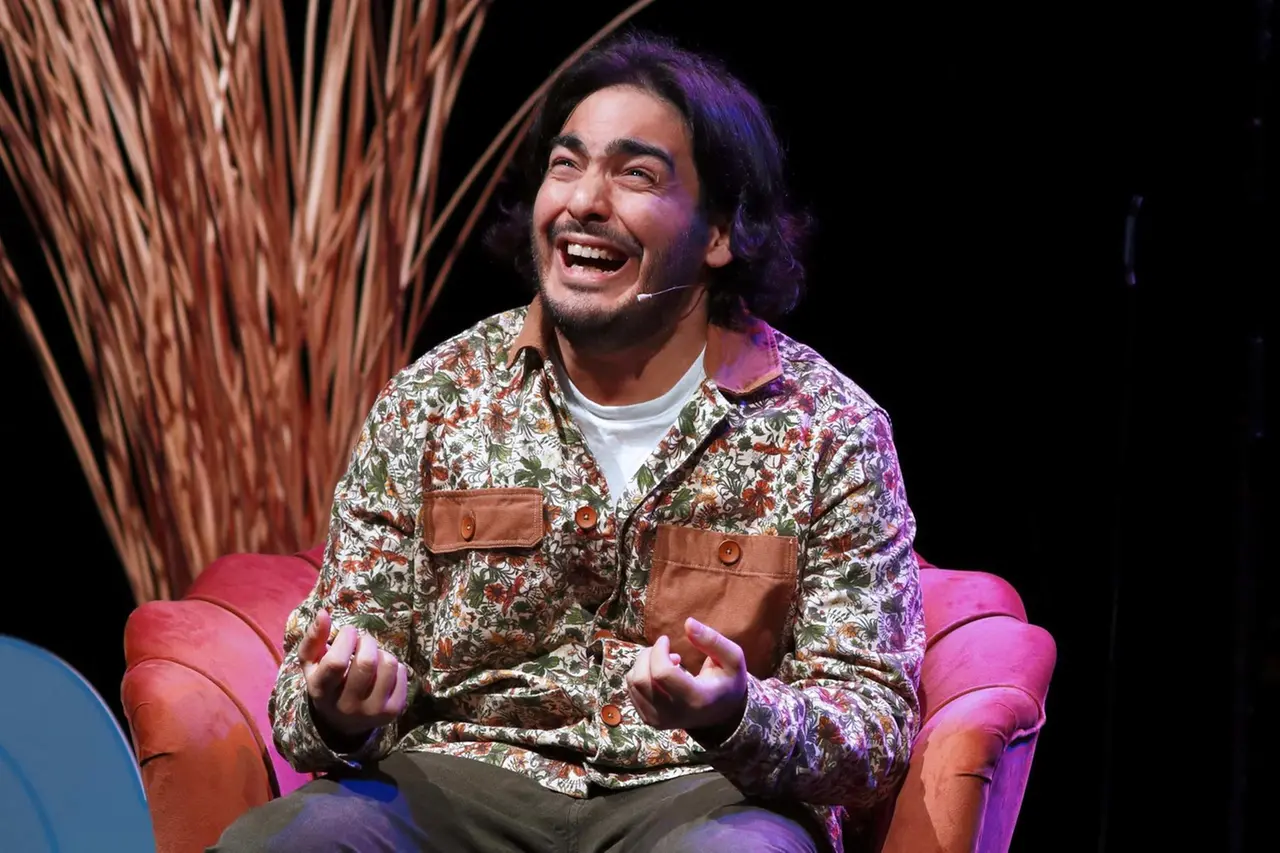 L’autoironia di Angioni al Verdi ’Anche meno’: vita, morte e risate