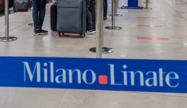 Milano, fermato a Linate uomo che nascondeva in valigia carte Pokémon e One Piece per 90 mila euro