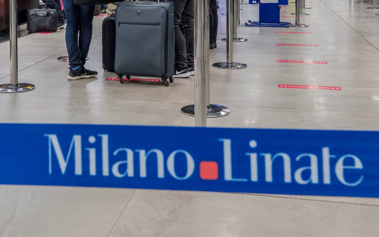 Milano, fermato a Linate uomo che nascondeva in valigia carte Pokémon e One Piece per 90 mila euro