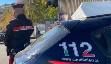 intervengono i carabinieri, trovato un coltello