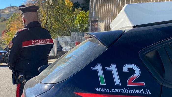 intervengono i carabinieri, trovato un coltello