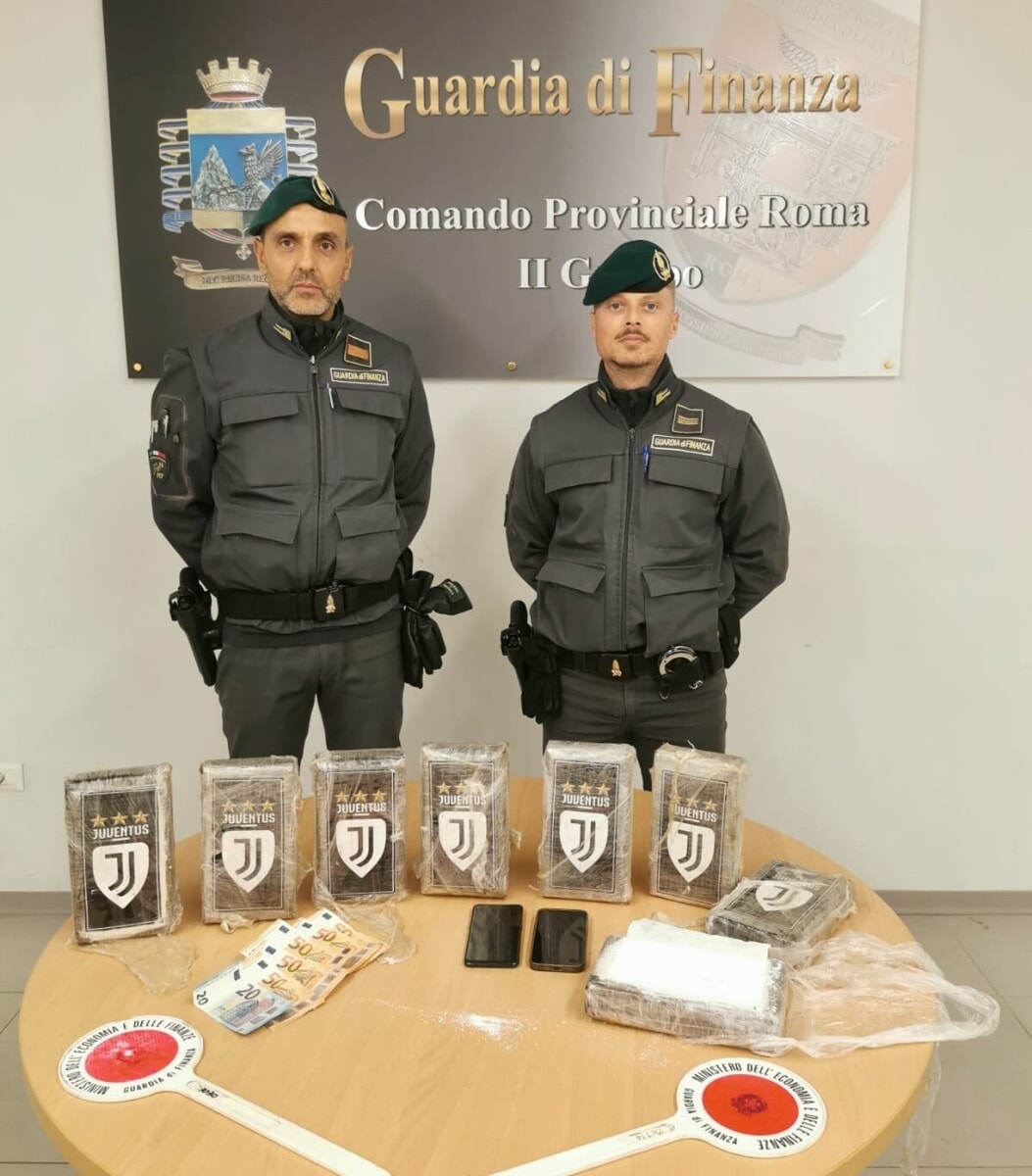 Lo stupefacente sequestrato a Ostia dalla guardia di finanza