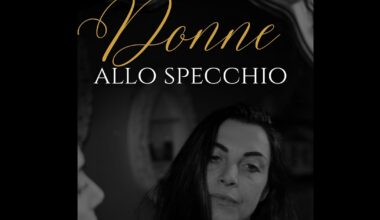 Donne allo specchio, il calendario e la mostra. Le foto