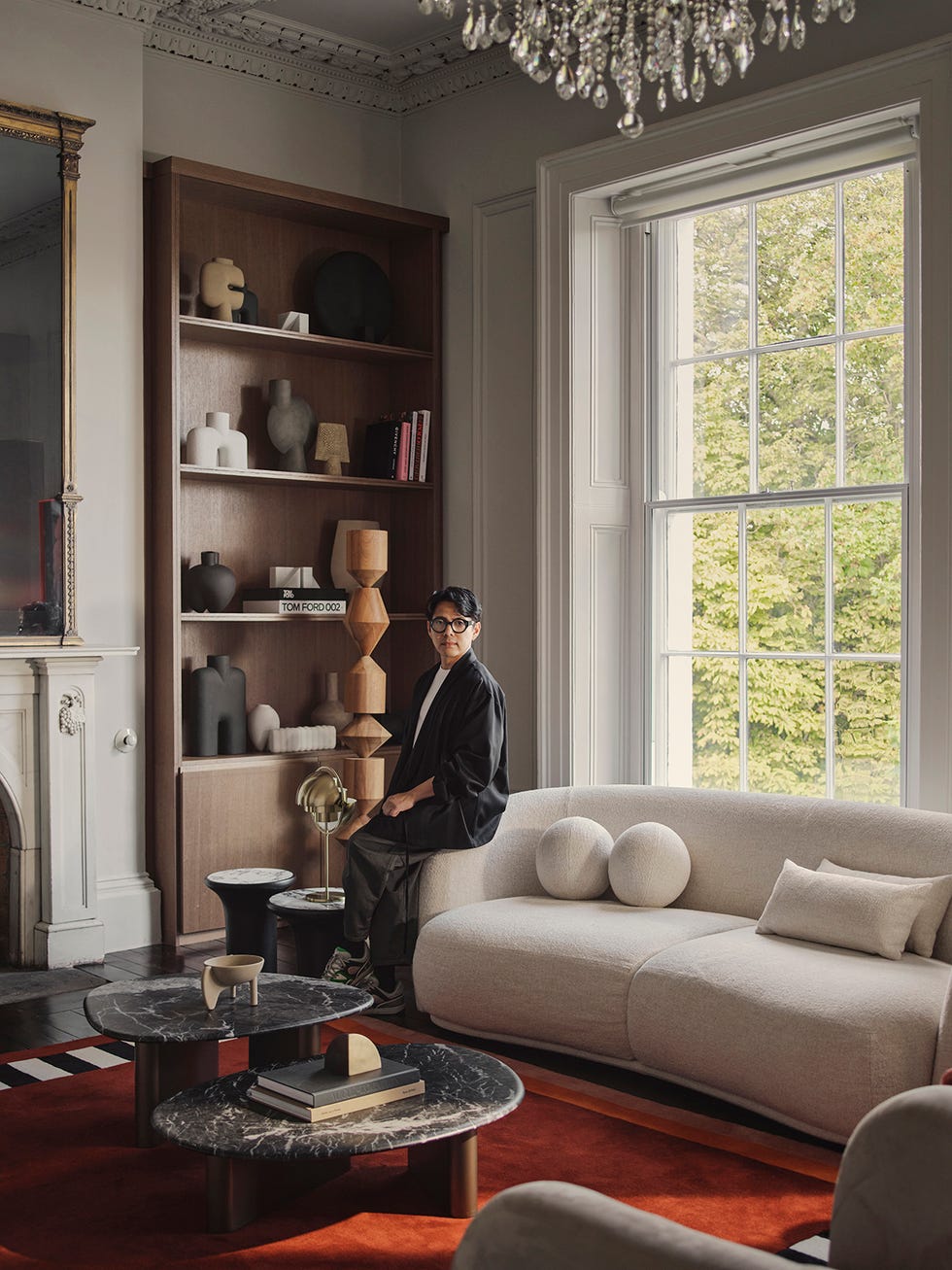 una casa clasica con decoracion moderna y calida