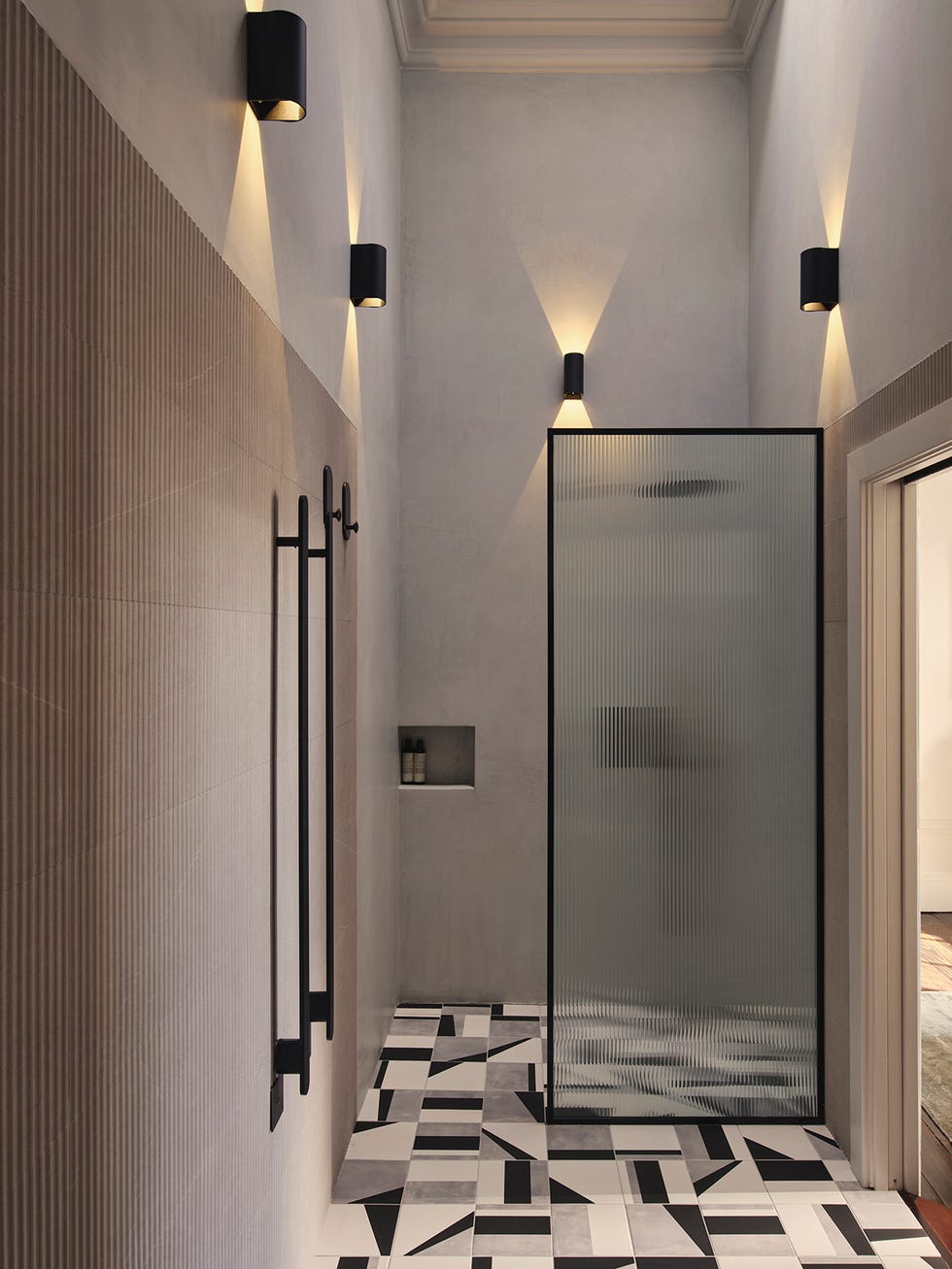 una casa clasica con decoracion moderna y calida