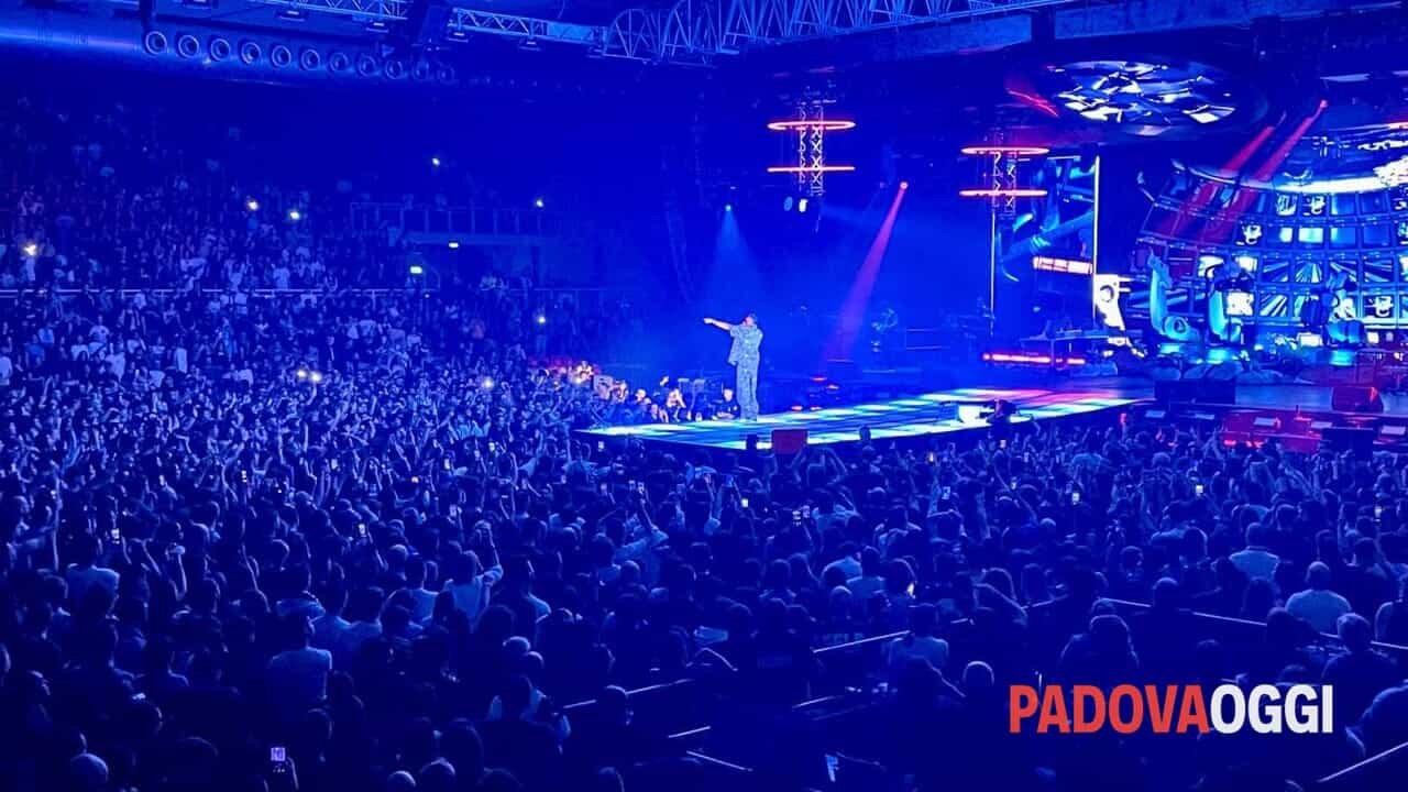 lo show del rapper milanese