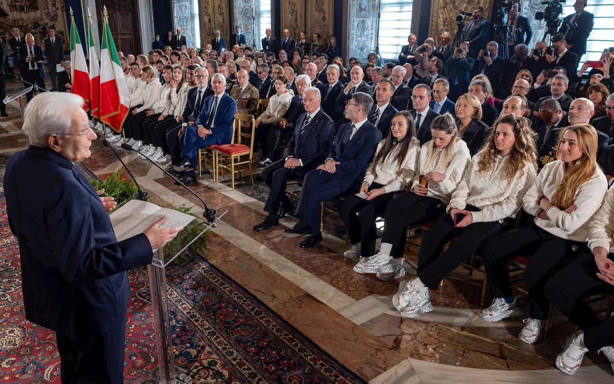 Olimpiadi 2026 Milano Cortina, Mattarella consegna bandiera agli atleti italiani al Quirinale