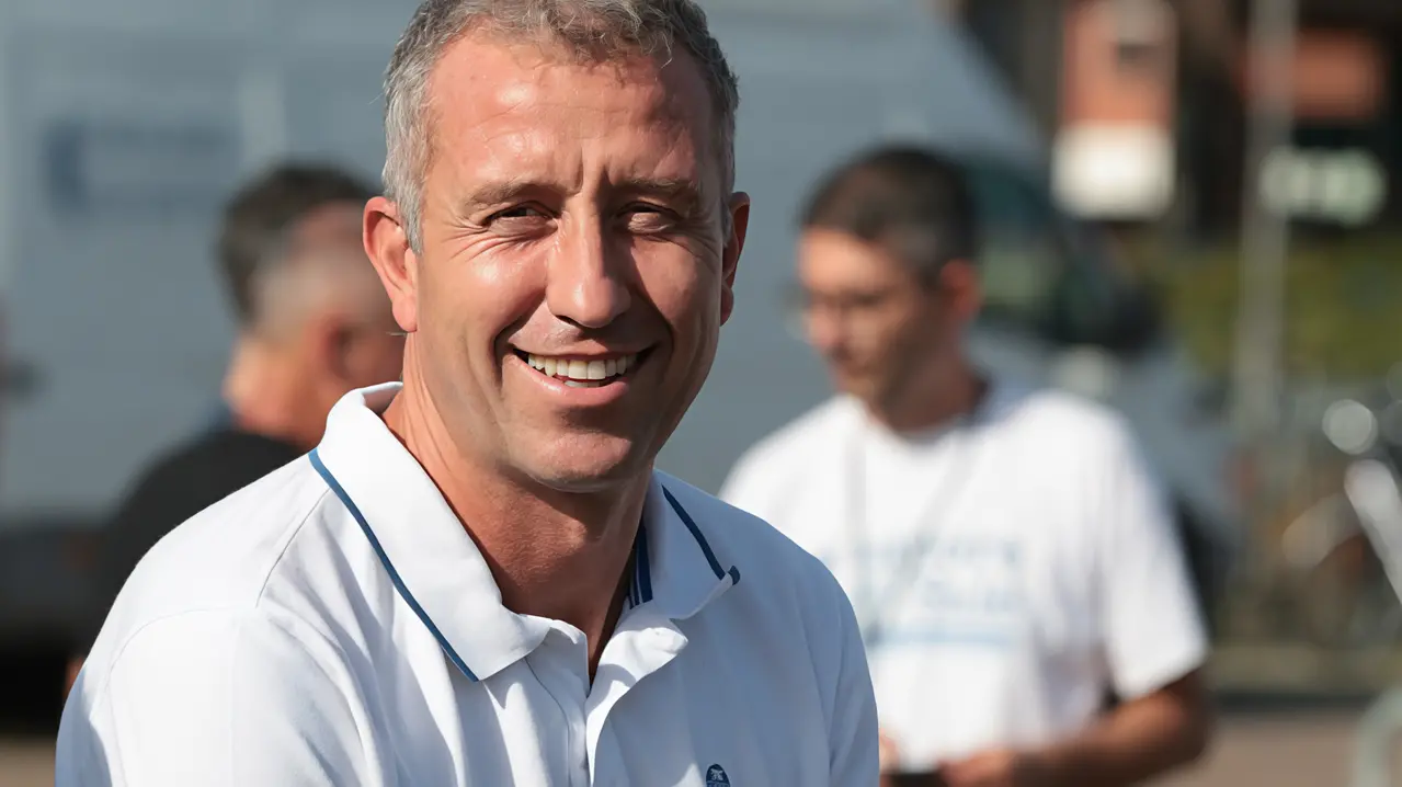 Mattia Missiroli, 44 anni, è il sindaco di Cervia, architetto in libera professione, noto per la partecipazione la programma calcistico “Campioni – Il sogno”