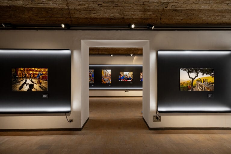 La grande mostra di Steve McCurry a Montefalco in Umbria: tra paesaggio, storia e comunità