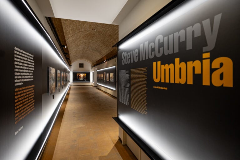 La grande mostra di Steve McCurry a Montefalco in Umbria: tra paesaggio, storia e comunità