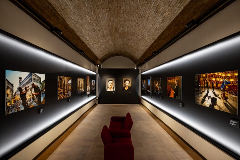 La grande mostra di Steve McCurry a Montefalco in Umbria: tra paesaggio, storia e comunità