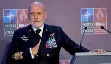 Guerra in Ucraina, Cavo Dragone (Nato) evoca “l’attacco preventivo” contro la Russia. E imbarazza il governo