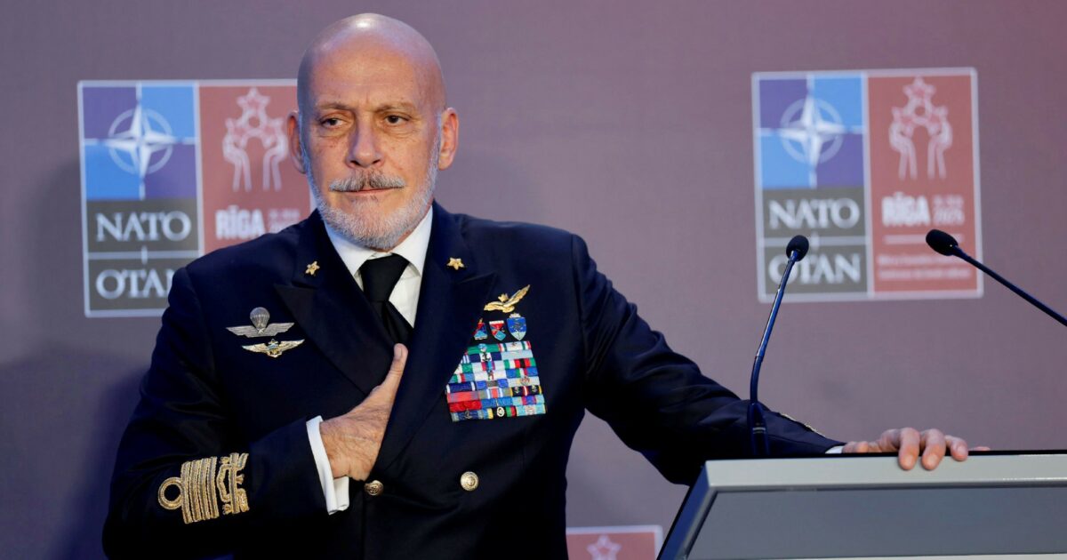 Guerra in Ucraina, Cavo Dragone (Nato) evoca “l’attacco preventivo” contro la Russia. E imbarazza il governo