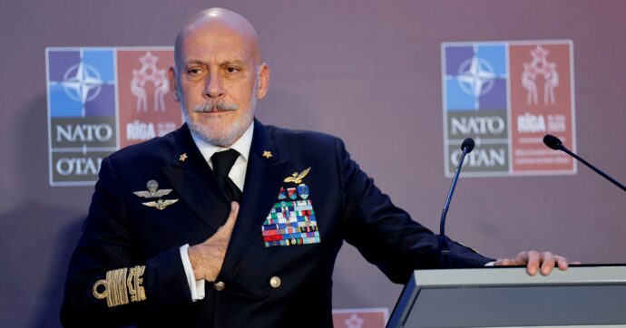 Guerra in Ucraina, Cavo Dragone (Nato) evoca “l’attacco preventivo” contro la Russia. E imbarazza il governo