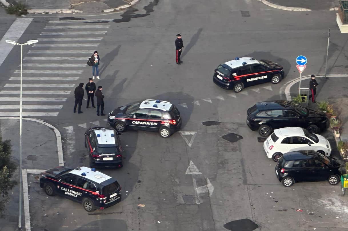 Roma, ragazza di 23 anni violentata da 3 uomini fuori dalla metro Jonio