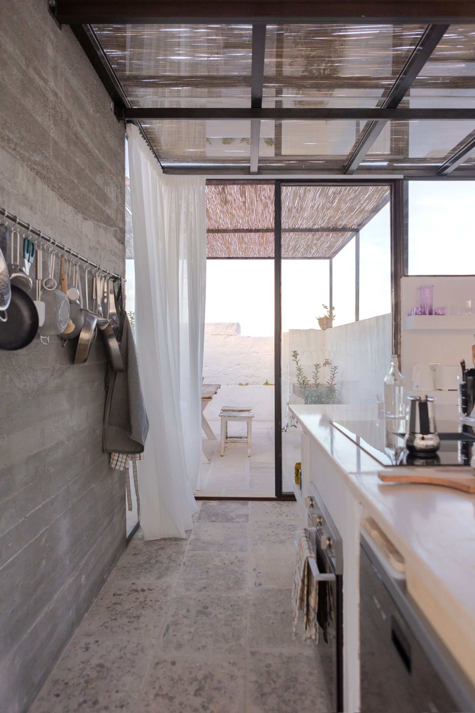 La parete della cucina è il proseguimento del setto che porta luce al living. Il suo bancone frontale permette a chi sta...