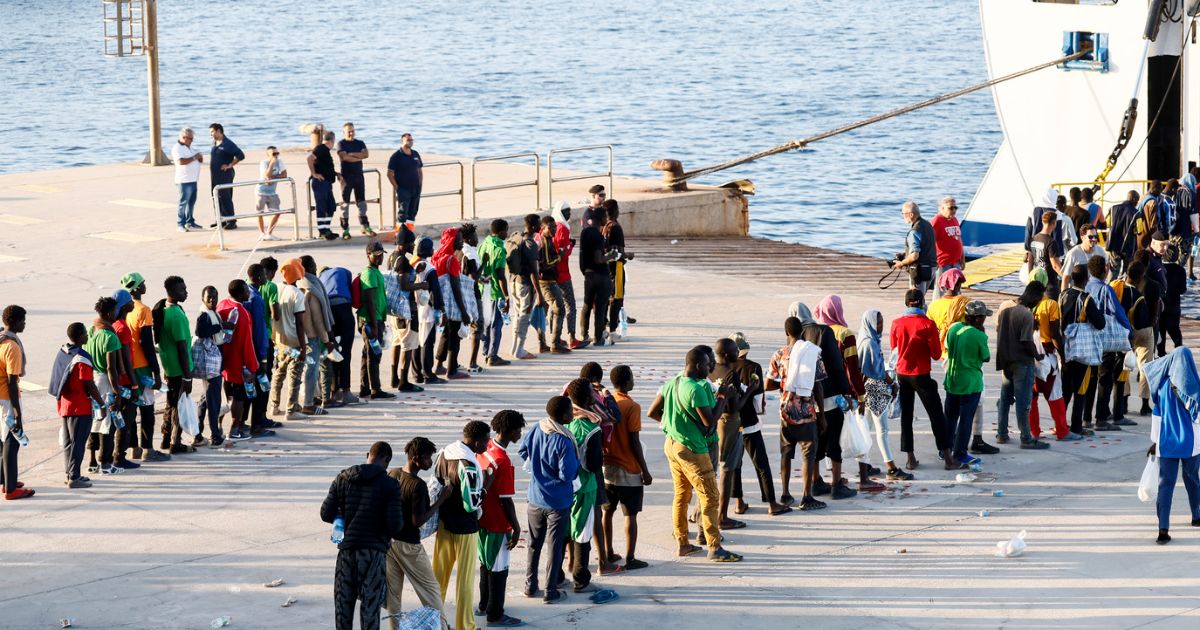 Migranti, il Consiglio Ue approva il nuovo regolamento che accelera i rimpatri e autorizza gli hub nei Paesi… - Il Fatto Quotidiano