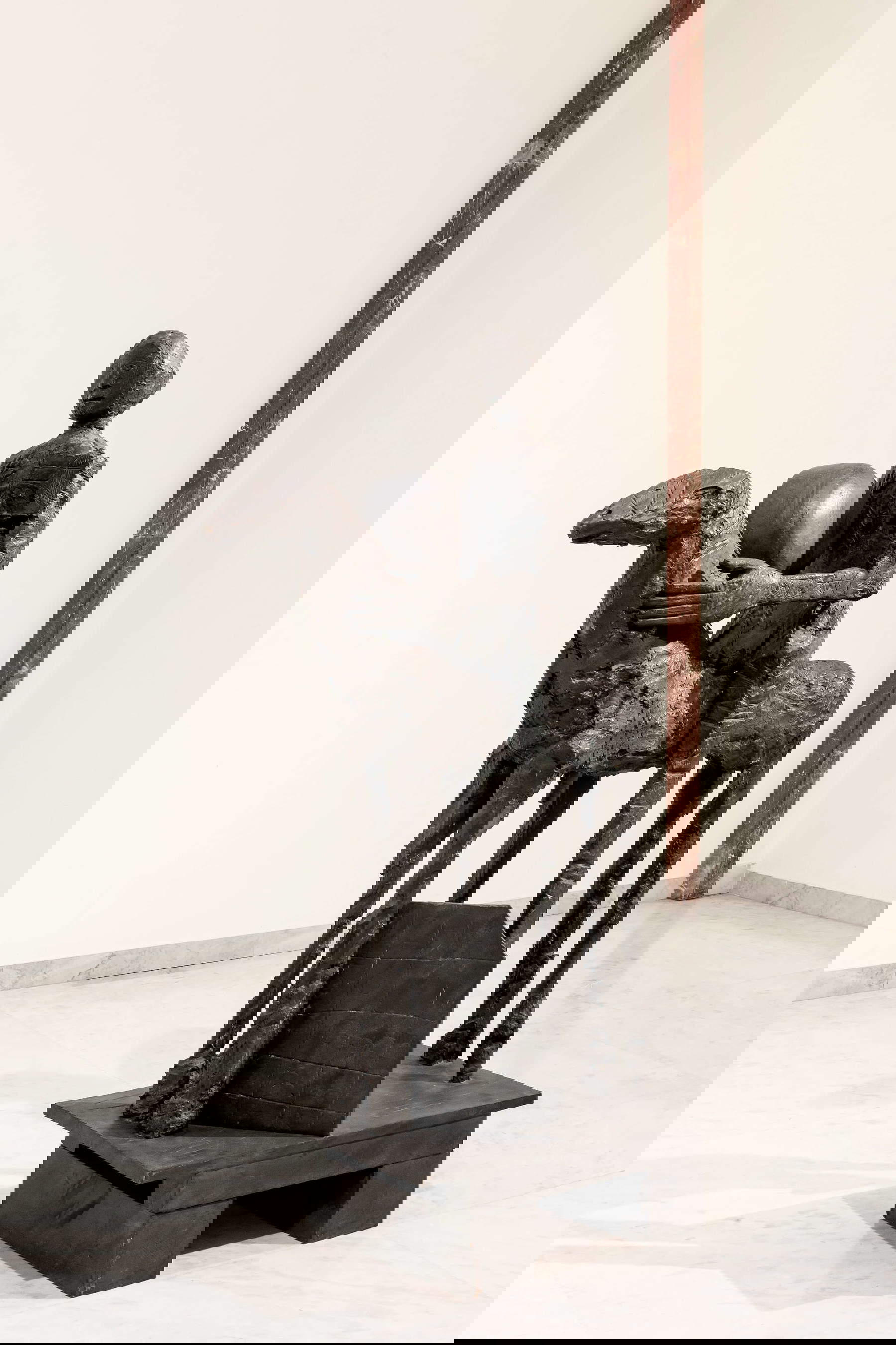 Mimmo Paladino, Etrusco (omaggio a Marino Marini) (2003; bronzo, 99 x 168 x 51 cm; Roma, Ministero degli Affari Esteri e della Cooperazione Internazionale). Foto: Francesco Taurisano