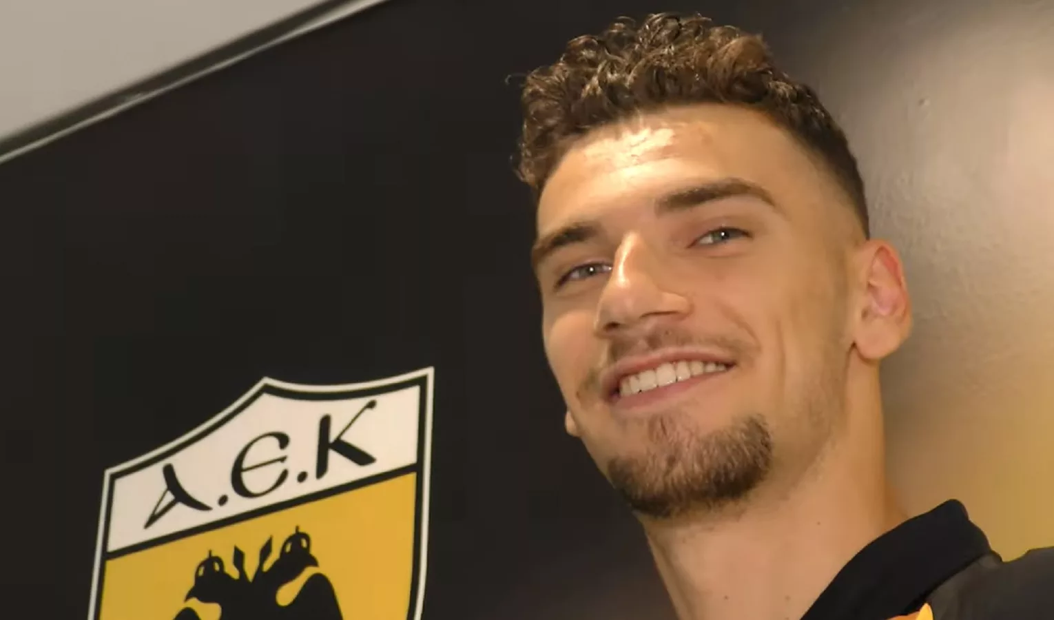 Un ragazzo sorridente