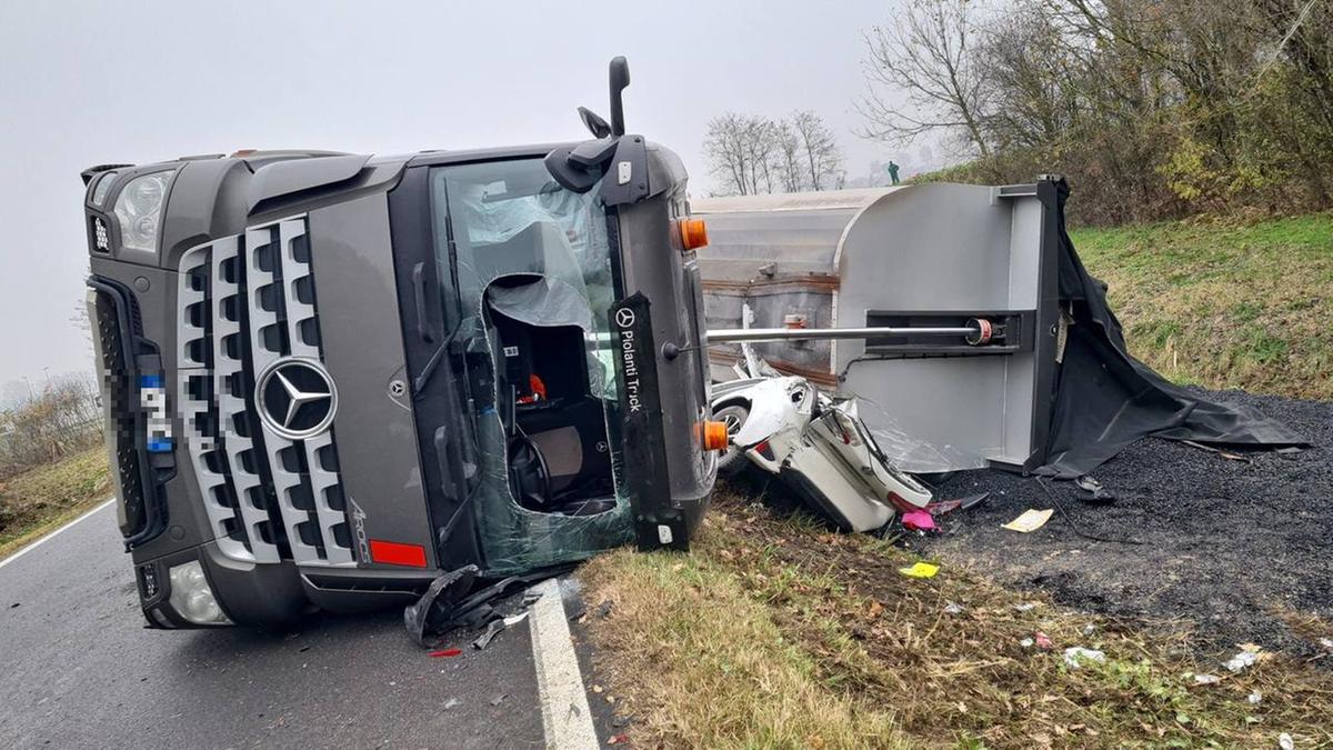 Terribile incidente a Molinella, mamma morta schiacciata da un camion che si ribalta in curva
