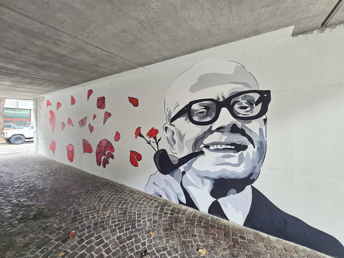 Il murale raffigurante il presidente Pertini