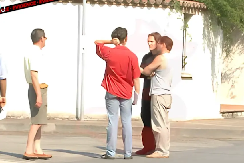 Nel capannello di persone davanti a casa di chiara Poggi si vedono Andrea e Giuseppe Sempio (foto dal canale Youtube Bugallala Crime)