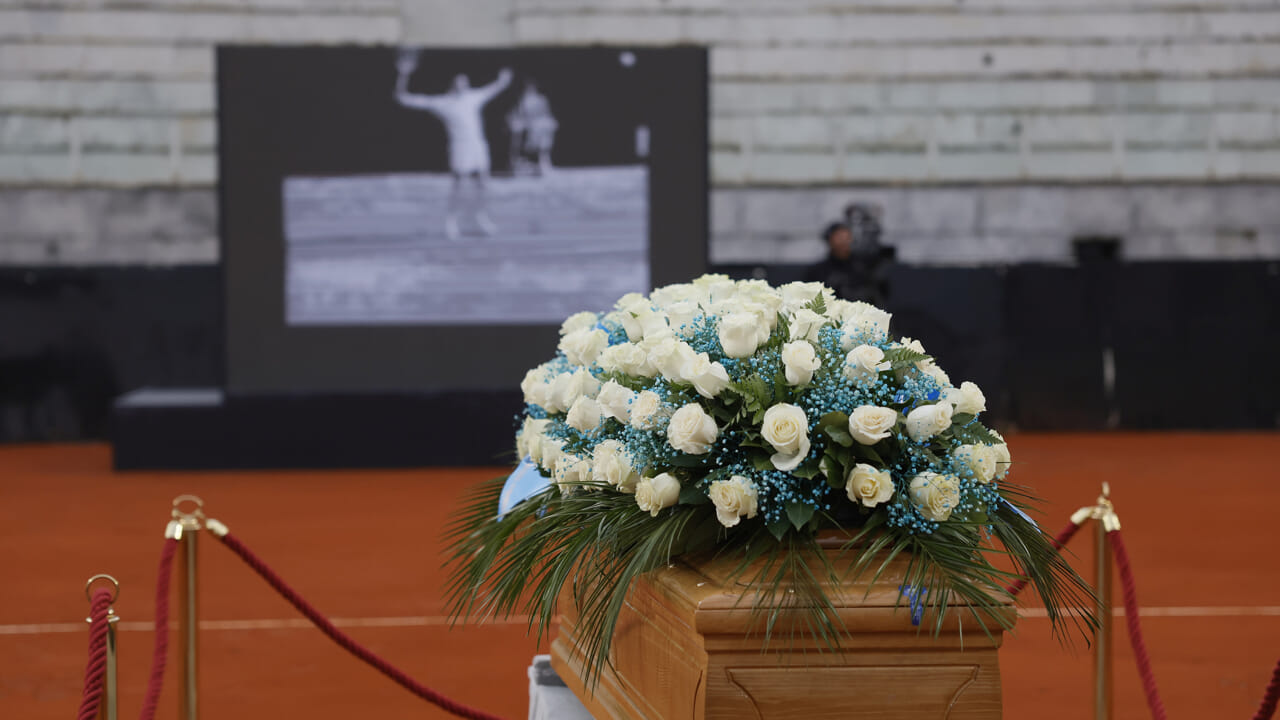 in centinaia alla camera ardente al Foro Italico. I funerali a Ponte Milvio